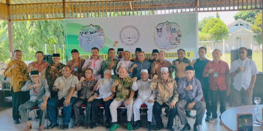 Caption: KOMPAK: foto bersama panitia, inisiator dan sesepuh Fagogoru usai pengukuhan Panitia Mubes ke V Fagogoru di Aula Pangkalan TNI Angkatan Laut Ternate, Sabtu (22/7).