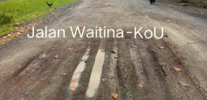 KONDISI jalan yang menghubungkan Desa Waitina dan Desa Kou