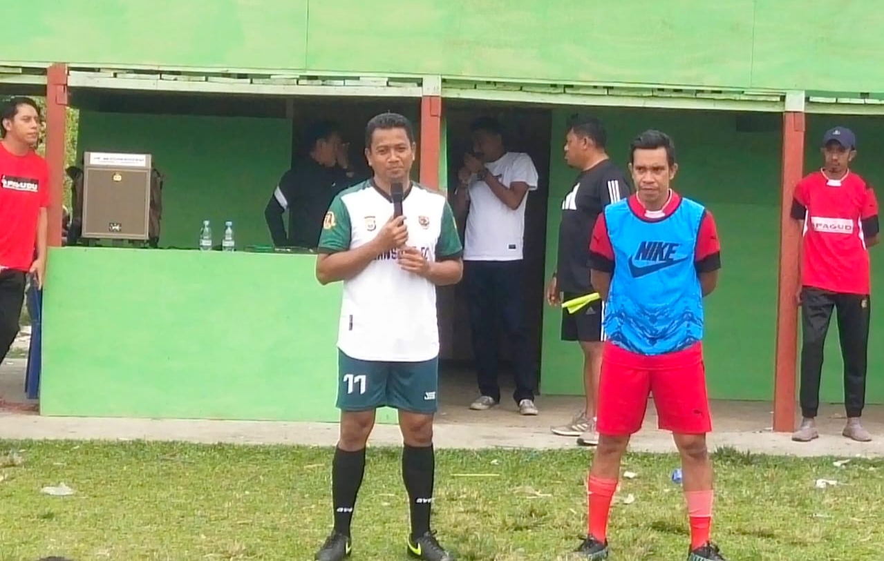 KAPOLRES Kepsul AKBP Cahyo Widyatmoko memberikan arahan sebelum pertandingan tim Kamtibmas vs Wansosa FC pada, Sabtu (23/8/2023)