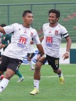 PENYERANG Malut United FC, Andreas Crismanto Ado, merayakan gol yang dicetaknya dalam laga Liga 2 melawan Persikab di Stadion Siliwangi, Bandung, Jumat (13/10/2023). (BOLASPORT)