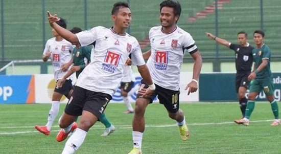 PENYERANG Malut United FC, Andreas Crismanto Ado, merayakan gol yang dicetaknya dalam laga Liga 2 melawan Persikab di Stadion Siliwangi, Bandung, Jumat (13/10/2023). (BOLASPORT)