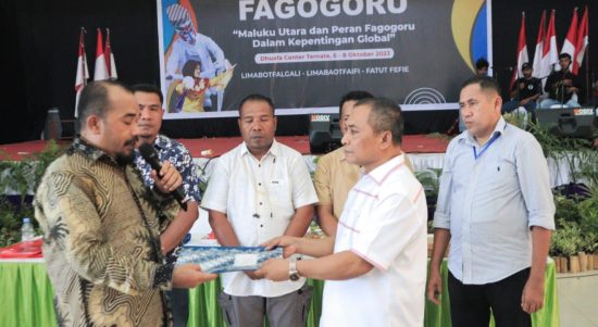 KETUA sidang Mubes V Fagogoru, Idrus Maneke (kiri) menyerahkan dokumen maklumat bangsa fagogoru kepada pimpinan presiden fagogoru, Abd. Rahim Odeyani di gedung duafa center Kota Ternate, Minggu (8/10/2023)