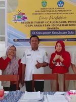 KEPALA Bidang Guru dan Tenaga Kependidikan (GTK) Disdik Kepulauan Sula Rizal Kailul (Tengah) pose bersama peserta seleksi tenaga guru penggerak, Jumat (13/10/2023)