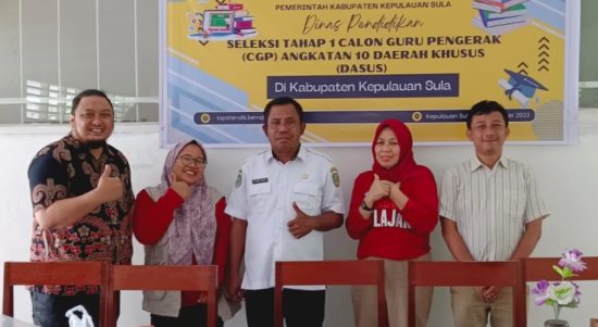 KEPALA Bidang Guru dan Tenaga Kependidikan (GTK) Disdik Kepulauan Sula Rizal Kailul (Tengah) pose bersama peserta seleksi tenaga guru penggerak, Jumat (13/10/2023)