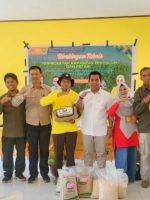 KETUA Golkar Kepulauan Sula (Kepsul) Ahkam Gajali (Kameja putih) dan staf ahli anggota DPR RI Alien Mus, Joni Pora (ujung kanan) pose bersama penerima bantuan bibit padi dan jagung usai kegiatan penyerahan bantuan dan bimtek di SMP Negeri 2 Capalulu, Sabtu (14/10/2023)