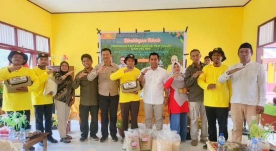 KETUA Golkar Kepulauan Sula (Kepsul) Ahkam Gajali (Kameja putih) dan staf ahli anggota DPR RI Alien Mus, Joni Pora (ujung kanan) pose bersama penerima bantuan bibit padi dan jagung usai kegiatan penyerahan bantuan dan bimtek di SMP Negeri 2 Capalulu, Sabtu (14/10/2023)