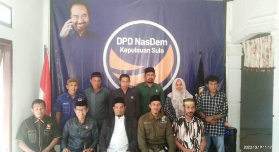 EMPAT parpol pengusung pasangan bakal calon capres dan bakal calon cawapres AMIN di Kabupaten Kepulauan Sula foto bersama usai nobar dan doa bersama saat AMIN mendaftar di KPU, Kamis (19/10/2023)