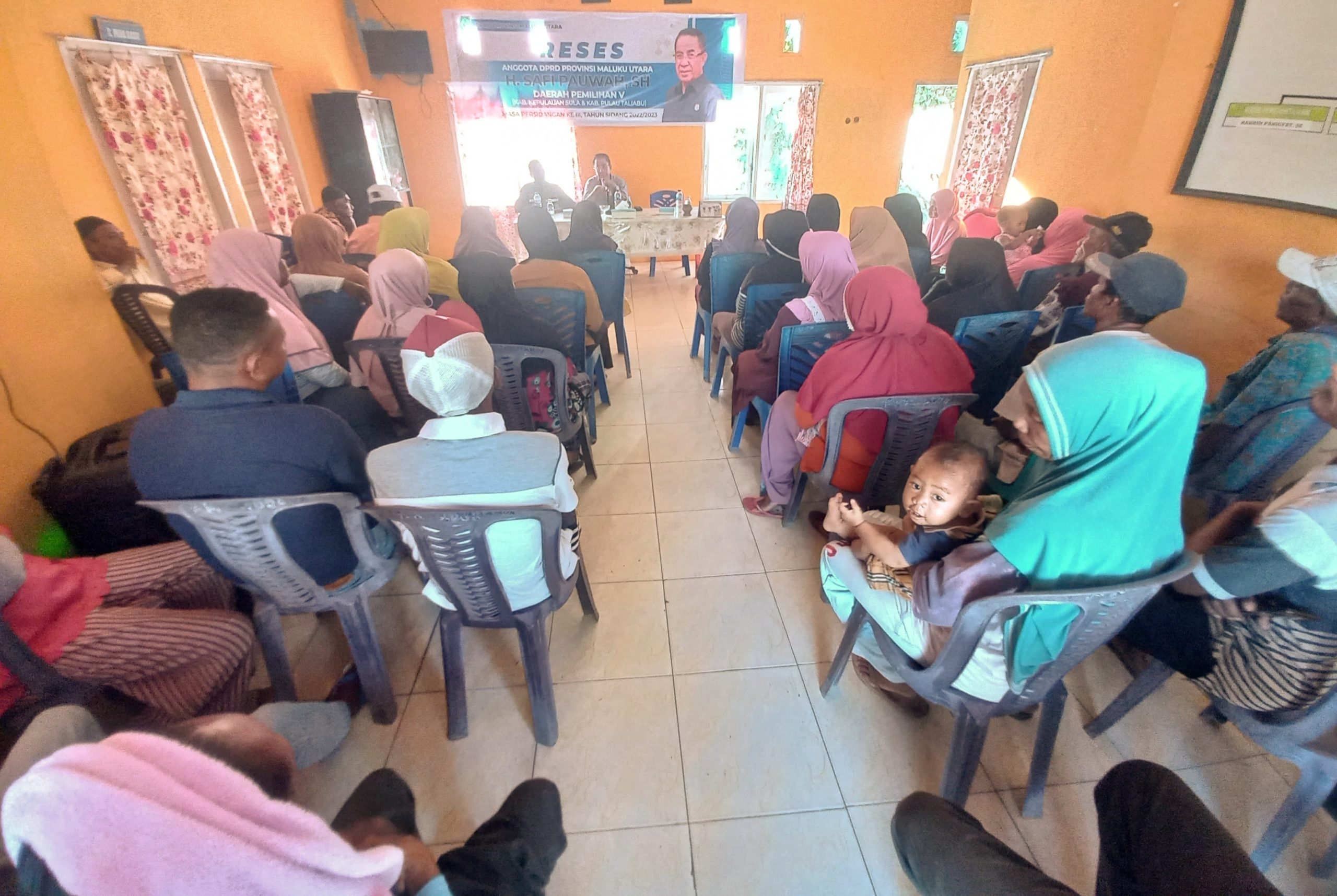 ANGGOTA Deprov Malut Hi. Safi Pauwah melaksanakan reses di Desa Waitamua, Kecamatan Sulabesi Barat, Kabupaten Kepulauan Sula, Jumat (20/10/2023)