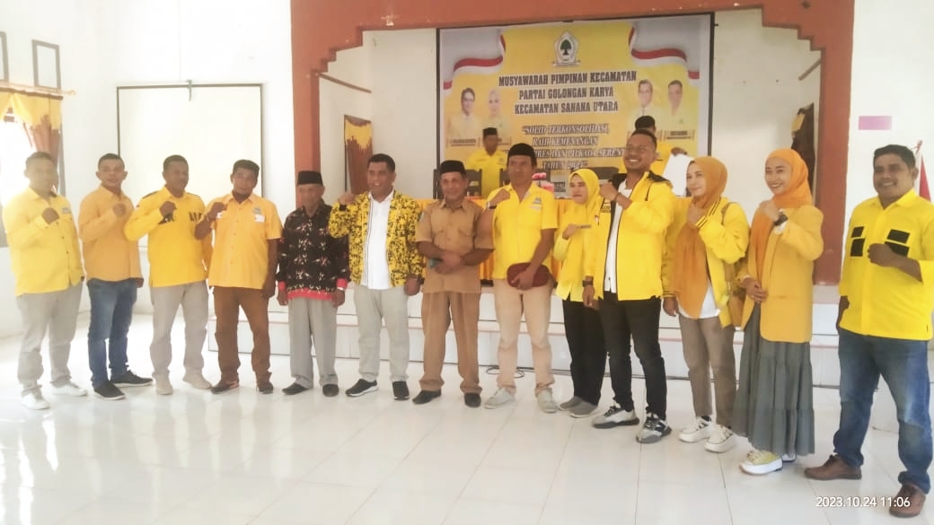 KETUA DPD Partai Golkar Kepulauan Sula H. Ahkam Gajali (jaket golkar) pose bersama kader golkar usai membuka musyawarah pincam partai golkar kecamatan Sanana Utara, Selasa (24/10/2023)