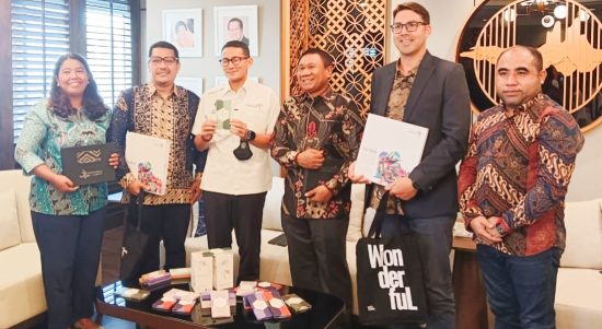 KETUA panitia FTW Syahjuan Fatgehipon (keempat dari kiri) pose bersama menparekraf Sandiaga Uno (kameja putih), Kabag Pemerintahan Sula Suwandi H. Gani (pertama dari kanan) dan bersama tamu lainnya