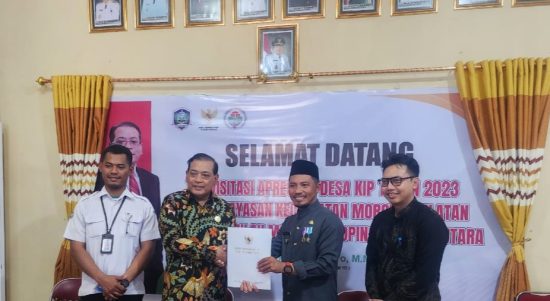 KETUA Komisi Informasi Pusat Donny Yoesgiantoro (kedua dari kiri) pose bersama kades Yayasan, bapenas dan kemendes