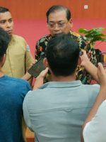 KETUA Komisi Informasi Pusat, Donny Yoesgiantoro diwawancara wartawan, usai melaksanakan visitasi desa di bidang keterbukaan informasi publik di desa Yayasan, Pulau Morotai, Senin (30/10/2023)