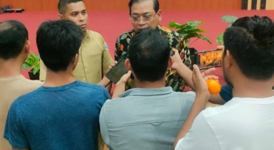 KETUA Komisi Informasi Pusat, Donny Yoesgiantoro diwawancara wartawan, usai melaksanakan visitasi desa di bidang keterbukaan informasi publik di desa Yayasan, Pulau Morotai, Senin (30/10/2023)