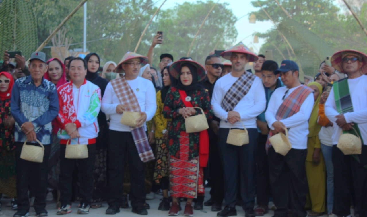 BUPATI Kepulauan Sula, Fifian Adeningsi Mus (tengah) pose bersama sejumlah tamu yang menghadiri acara pembukaan FTW pada, Sabtu (4/11/2023)