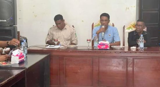 KETUA komisi I DPRD kepulauan sula La Ode Asiran Jodi (tengah), gelar rapat dengan aparat desa mangega soal batas desa dengan desa Mangon, Selasa (21/11/2203)