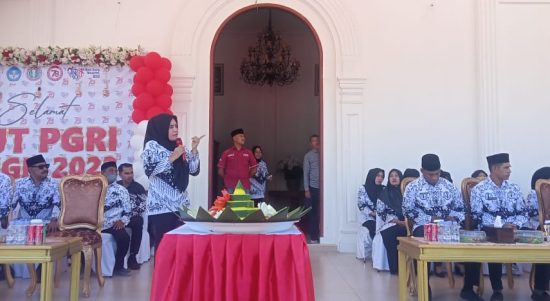 BUPATI Kepulauan Sula, Fifian Adeningsi Mus membuka rangkaian kegiatan HUT PGRI dan HGN di Istana Daerah, Jumat (1/12/2023)