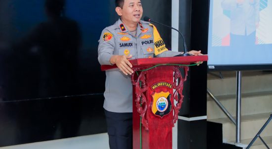 WAKAPOLDA Malut, Brigjen Pol. Samudi S.I.K., M.H, bersama pejabat melakukan kunjungan kerja ke Polres Kepulauan Sula (Kepsul), Selasa (19/12/2023).