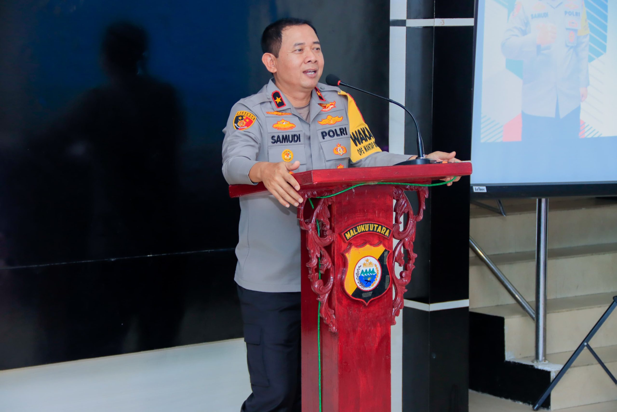 WAKAPOLDA Malut, Brigjen Pol. Samudi S.I.K., M.H, bersama pejabat melakukan kunjungan kerja ke Polres Kepulauan Sula (Kepsul), Selasa (19/12/2023).