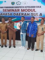 PLT. Kepala dinas pendidikan kepulauan sula Maulana Usia pose bersama tim.penyusun modul bahasa daerah usai seminar