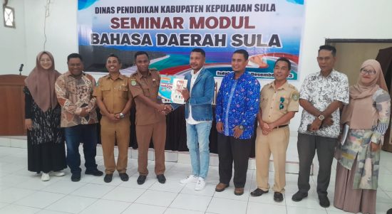 PLT. Kepala dinas pendidikan kepulauan sula Maulana Usia pose bersama tim.penyusun modul bahasa daerah usai seminar