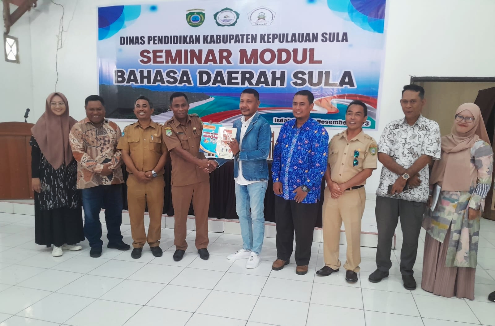 PLT. Kepala dinas pendidikan kepulauan sula Maulana Usia pose bersama tim.penyusun modul bahasa daerah usai seminar