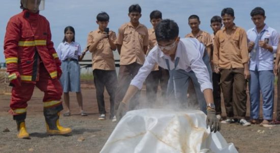 SISWA tunas muda kawasi diberi kesempatan langsung untuk memadamkan api di lapangan