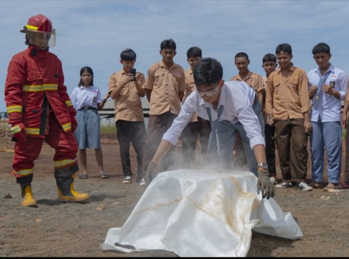 SISWA tunas muda kawasi diberi kesempatan langsung untuk memadamkan api di lapangan