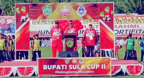 KETUA panitia turnamen sepak bola Bupati CUP II Kepsul, Iptu Sahlan Tubaka (tengah)