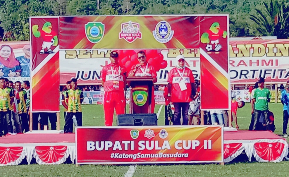 KETUA panitia turnamen sepak bola Bupati CUP II Kepsul, Iptu Sahlan Tubaka (tengah)