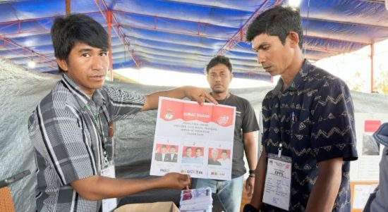 SUASANA kegiatan pemungutan suara di TPS khusus di area tambang Harita Nickel, di Halsel, Rabu (14/2/2024)