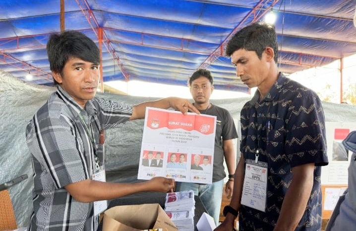 SUASANA kegiatan pemungutan suara di TPS khusus di area tambang Harita Nickel, di Halsel, Rabu (14/2/2024)