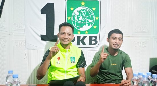 KETUA DPC PKB Kepulauan Sula Armin Somole (kiri), didampingi ketua lembaga pemenang pemilu (LPP) DPC PKB kepulauan sula, Bakrin Duwila, Senin, 19/2/2024) menyampaikan hasil sementara pileg 2024-2029 berdasarkan data form CI yang diterima.