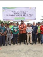 POSE bersama Bupati Halsel, Hasan Ali Bassam Kasuba bersama aparatur desa Soligi dan pihak Harita Nickel usai peresmian Jembatan Air Soligi, Desa Soligi, Obi, Halmahera Selatan, Sabtu (2/3/2024).