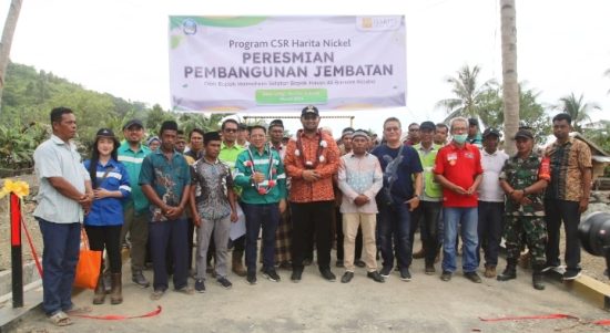 POSE bersama Bupati Halsel, Hasan Ali Bassam Kasuba bersama aparatur desa Soligi dan pihak Harita Nickel usai peresmian Jembatan Air Soligi, Desa Soligi, Obi, Halmahera Selatan, Sabtu (2/3/2024).