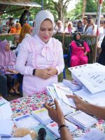 BUPATI Kepulauan Sula FAM saat berada di TPS 2 Desa Mangon, Kecamatan Sanana untuk menyalurkan hak suaranya pada pemilu 2024