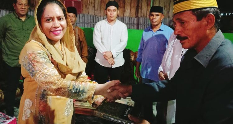 BUPATI Kepulauan Sula FAM Berbagi Santunan dan Al-Gur'an di puluhan desa