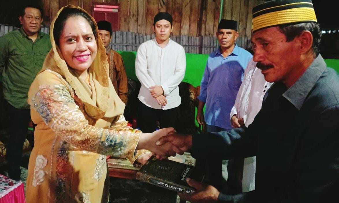 BUPATI Kepulauan Sula FAM Berbagi Santunan dan Al-Gur'an di puluhan desa