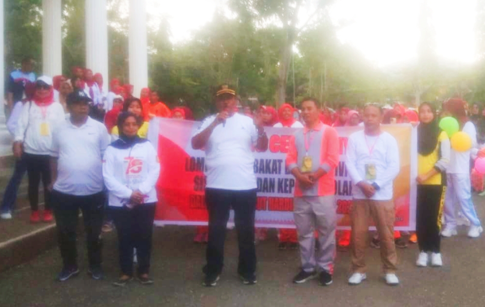 POSE bersama asisten I Setda Kepsul, Drs. Ahmad Salawane bersama para guru usai apel pembukaan kegiatan lomba Hardiknas tahun 2024, di ISDA Sula, Senin (22/3/2024)