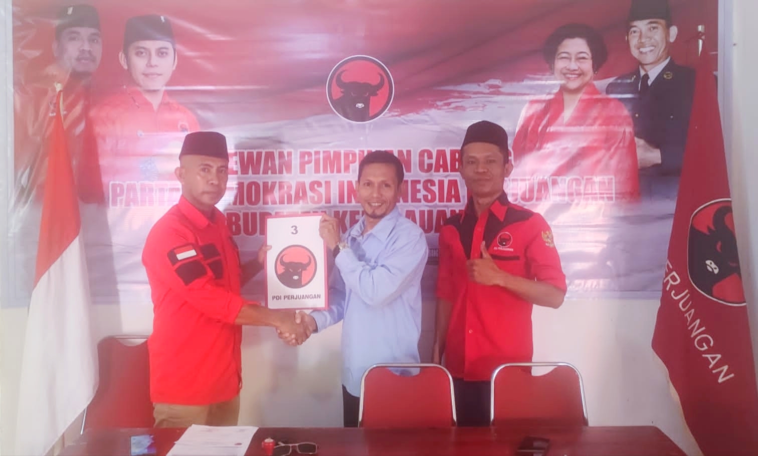 SEKRETARIS partai demokrat kepsul, Nyari Umalekhoa (tengah) pose bersama ketua tim penjaringan balon kepala daerah bupati kepsul, Arman Buton (kiri) usai mendaftar balon bupati Hendrata Thes, di Kantor PDIP Kepsul, Kamis (26/3/2024)