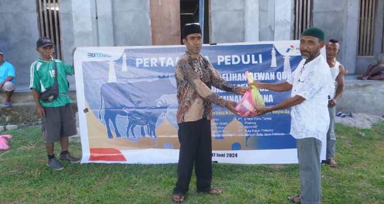 BERBAGI hewan kurban kepada pekerja dan mitra