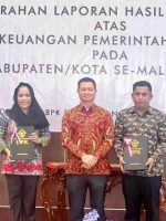 BUPATI Kepulauan Sula, Fifian Adeningsi Mus (kiri) didampingi wakil ketua DPRD Kepsul Ahkam Gajali (kanan) menerima.LHP BPK