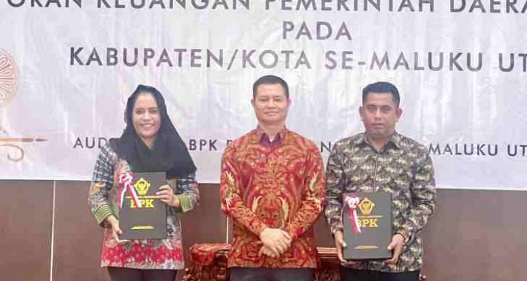 BUPATI Kepulauan Sula, Fifian Adeningsi Mus (kiri) didampingi wakil ketua DPRD Kepsul Ahkam Gajali (kanan) menerima.LHP BPK