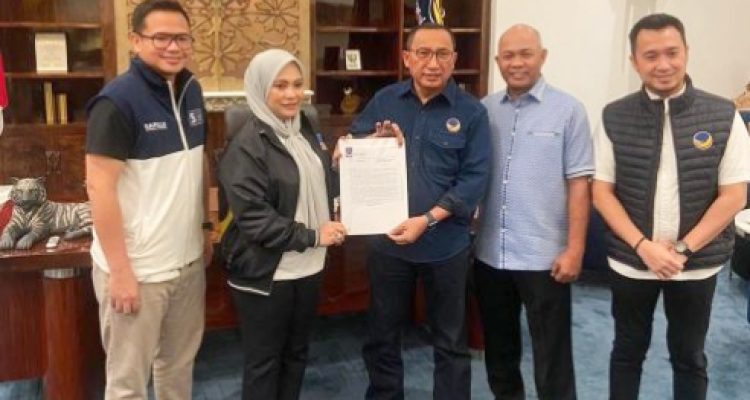 TAUHID Suleman saat menerima surat rekomendasi dari DPP Partai NasDem