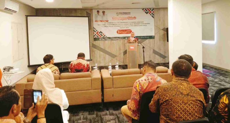 BUPATI Kabupaten Kepulauan Sula, Fifian Adeningsi Mus saat memberikan sambutan, sekaligus membuka acara bimtek