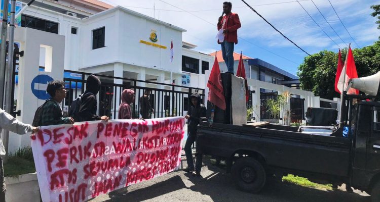 MASSA aksi GPM Malut berorasi di depan kantor Kejari Ternate, Selasa (2/7/2024).