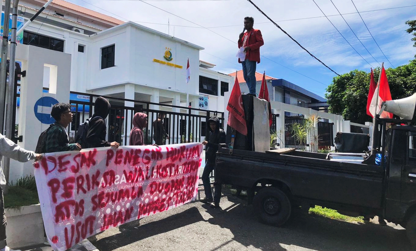 MASSA aksi GPM Malut berorasi di depan kantor Kejari Ternate, Selasa (2/7/2024).