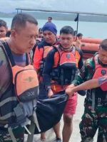 TIM SAR gabungan kabupaten kepulauan sula saat mengevakuasi jenazah AP (47), warga pasipa, kecamatan Mangoli barat