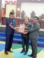 KETUA DPRD Kepulauan Sula (Kepsul) Sinaryo Thes (tengah) didampingi wakil ketua Ahkam Gajali (kanan) menerima draf KUA dan PPAS Perubahan 2024 dari wakil bupati Saleh Marasabessy (kiri) pada sidang paripurna, Kamis (11/7/2024).