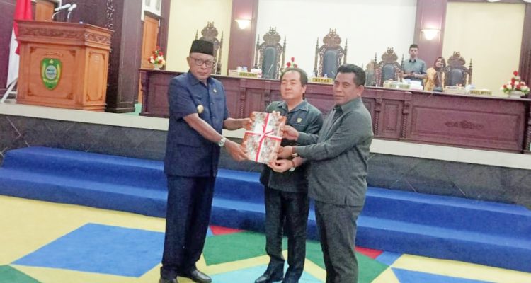 KETUA DPRD Kepulauan Sula (Kepsul) Sinaryo Thes (tengah) didampingi wakil ketua Ahkam Gajali (kanan) menerima draf KUA dan PPAS Perubahan 2024 dari wakil bupati Saleh Marasabessy (kiri) pada sidang paripurna, Kamis (11/7/2024).