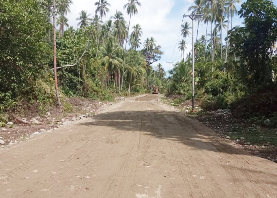 AKSES jalan menghubungkan tiga desa di kecamatan Mangoli Utara timur, yakni Desa Kou, Waitamela dan Kawata